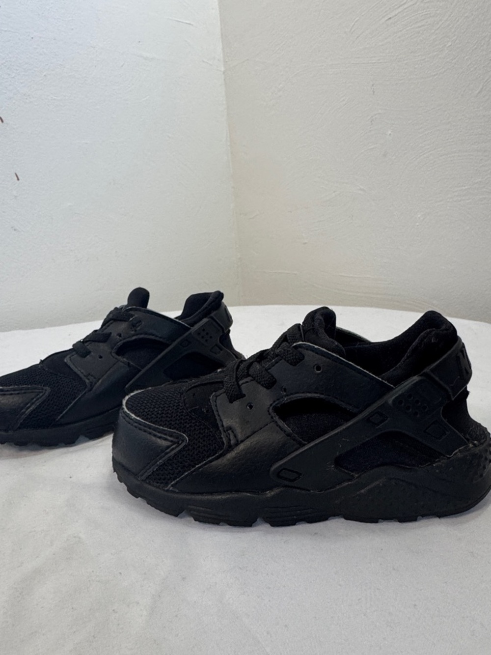 Nike Kids Black Low-Top Huarache Run Sneakers Triple Black Athletic Outdoor